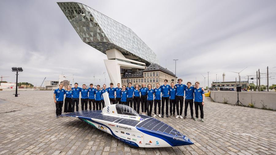 L'équipe Innoptus Solar dévoile sa dixième voiture fonctionnant à l’énergie solaire