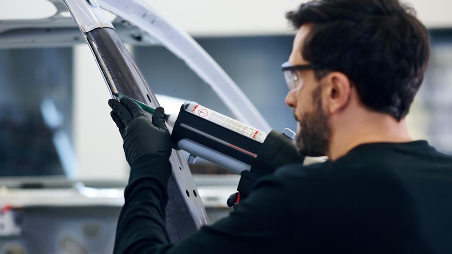 La technique de collage pour les réparations automobiles