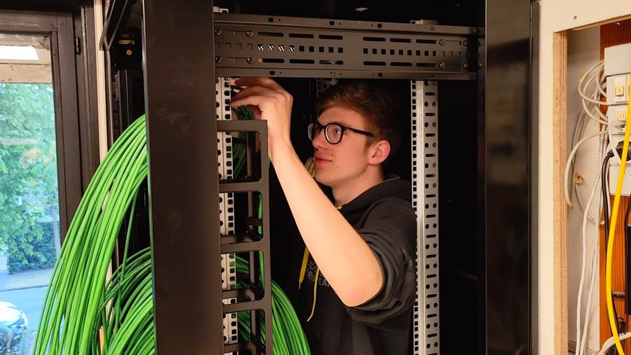 Leerlingen trekken 8 km databekabeling