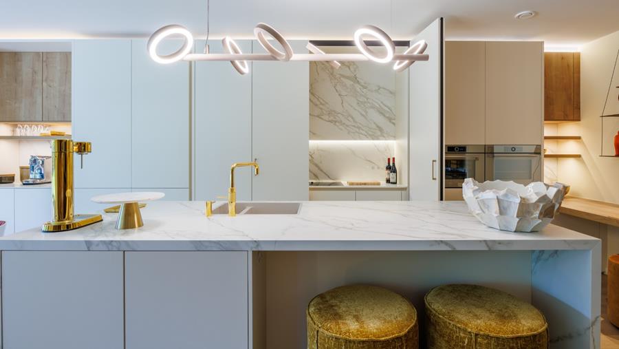 Les portes coulissantes pivotantes créent un aspect homogène