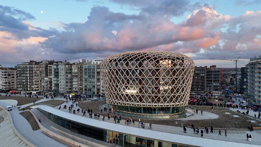 Une icône en bord de mer avec une finition de façade unique