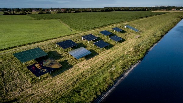 Proef met zonnepanelen op dijk bij Ritthem